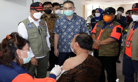 Kepala BNPB sekaligus Ketua Satgas Penanganan Covid-19 Letjen TNI Suharyanto S.Sos., M.M, (kemeja putih rompi) berdialog dengan para peserta vaksinasi di Kawasan Industri Batam, Kota Batam, Kepulauan Riau, Jumat (25/3).