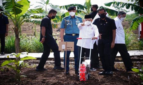 Wakil Presiden (Wapres) KH Ma’ruf Amin saat melakukan kunjungan kerja ke Purwakarta, Jawa Barat, Senin (28/3/2022). Wapres mendorong terobosan digital untuk menggerakan ekonomi pedesaan, khususnya sektor pertanian dan UMKM. 