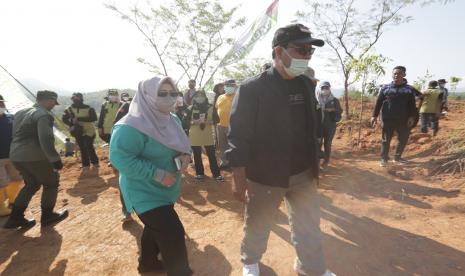 Kali ini Memperingati Hari Bakti Rimbawan Tahun 2022 dengan tajuk “Revolusi Hijau, Bakti Rimbawan Hijaukan Banua”, Paman Birin memimpin langsung kegiatan menanam pohon  di Dusun Pantai Kopi Desa Mandiangin Kecamatan Karang Intan Kabupaten Banjar, Kamis (31/3/2022) siang.