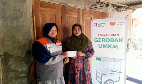 Rumah Zakat memberikan bantuan gerobak.