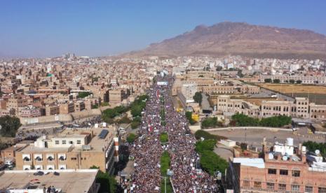 Pendukung Houthi menghadiri rapat umum yang menandai ulang tahun ketujuh intervensi koalisi pimpinan Saudi dalam perang Yaman di Sanaa, Yaman, Sabtu, 26 Maret 2022.