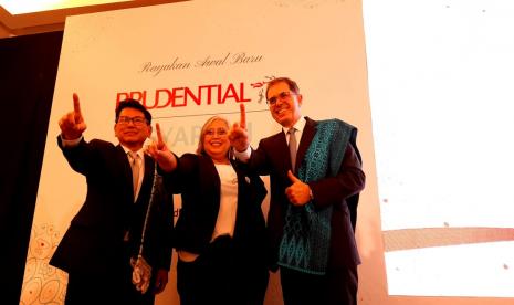 (Ki-ka) Presiden Direktur Prudential Syariah Omar Sjawaldy Anwar, Presiden Direktur Prudential Indonesia Michellina Laksmi Triwardhany dan Chief Executive Prudential Asia dan Afrika, Nic Nicandrou dalam konferensi pers Peluncuran Prudential Syariah di The Westin Jakarta, Senin (5/4). 