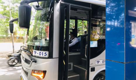 Transportasi massal Biskita Transpakuan di Halte GOR 2, Kecamatan Tanah Sareal, Kota Bogor. 