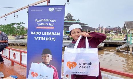 Berbagi kebahagiaan di bulan penuh berkah, Rumah Zakat salurkan sebanyak 35 paket Kado Lebaran Yatim untuk Anak Beting Pintar di Kapal Galaherang 