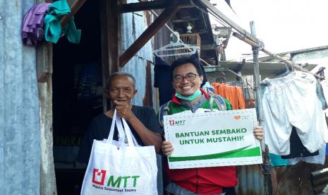 MTT Telkomsel melalui Rumah Zakat menyalurkan bantuan paket sembako kepada 72 warga membutuhkan yang berada disekitar kantor yaitu di kelurahan Pleburan dan Kelurahan Sumurboto sebagai wilayah Ring I kantor MTT Telkomsel.