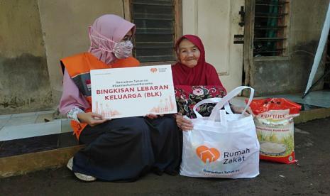 Rumah Zakat menyalurkan 11 paket BLK di lingkungan RW 05, Kedungkrisik Utara Kelurahan Argasunya, Kecamatan Harjamukti, kota Cirebon yang merupakan lokasi P2WKSS.