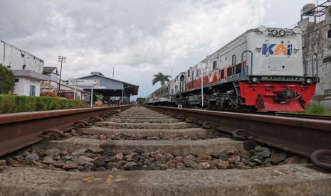 Kereta api lokal Bogor-Sukabumi.