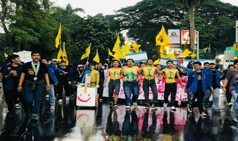 Massa aksi dari PMII Kota Bogor menggelar unjuk rasa di dekat Pintu 1 Istana Bogor, Senin (11/4).