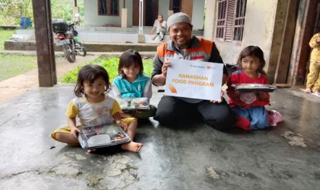 Rumah zakat di bulan yang suci ini turut membantu agar raga atau tubuh memiliki asupan yang bergizi, salah satunya dengan program Berbagi Makanan Keluarga (BMK) Rumah Zakat. 