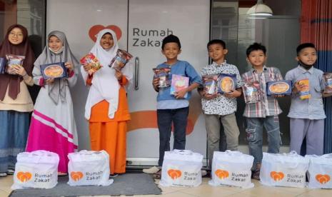 Rumah Zakat Cabang Pekanbaru kembali menyaluran Kado Lebaran Yatim dan Dhuafa di Kantor Perwakilan Rumah Zakat Riau yang Beralamat di Jalan Datuk Setia Maharaja Bukit Raya Pekanbaru, pada Jumat (8/4/2022).