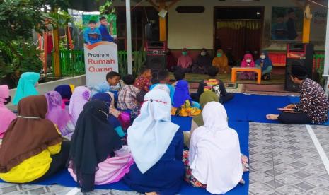 Rumah Zakat dengan membagikan paket makan siap saji kepada warga dukuh putat RW 05 Desa Keyongan. 