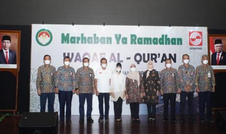 Sinar Mas Land melalui Yayasan Muslim Sinar Mas Land (YMSML) mewakafkan 1.000 mushaf Al-Qur’an kepada Dharma Wanita Persatuan Kementerian Pekerjaan Umum dan Perumahan Rakyat (PUPR), Rabu (13/4/2022).