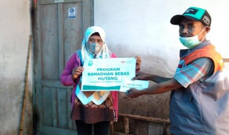 Rumah Zakat melalui program Ramadhan Bebas Hutang membebaskan utang-utang Istinah.