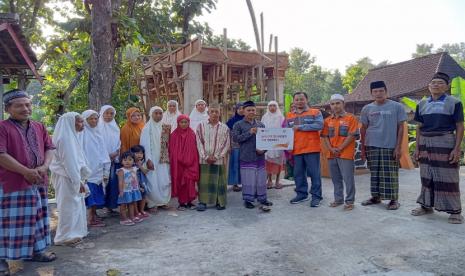 Rumah Zakat dan Kitabisa.com pada Rabu (13/4/2022) silam, menyalurkan secara simbolis bantuan tandon air di Dukuh Pendem, Desa Bengle kepada tokoh masyarakat yang dihadiri para jamaah masjid dan warga sekitar.