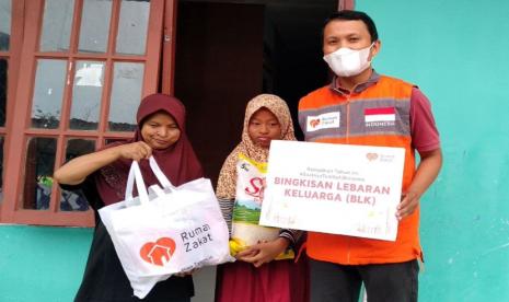  Paket Bingkisan Lebaran Keluarga (BLK) dari Rumah Zakat ini sangat berharga sekali bagi keluarga Yetti.