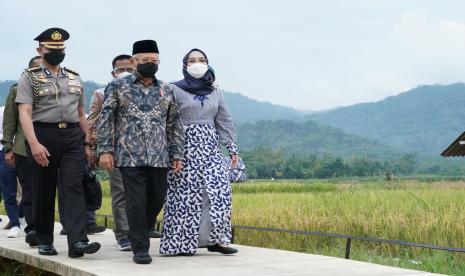 Wakil Presiden RI, Ma'ruf Amin mengunjungi Balkondes PGN Karangrejo, Magelang Jawa Tengah pada Kamis (21/04/2022). Ma'ruf meninjau bagaimana sinergi antara badan usaha dalam hal ini PT PGN Tbk selaku Subholding Gas Pertamina dengan masyarakat sekitar dalam mengembangan destinasi wisata berbasis energi ramah lingkungan.