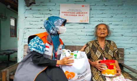 Rumah Zakat salurkan lima paket Bingkisan Lebaran Keluarga (BLK) kepada lansia dhuafa di Bibis Wetan, kelurahan Gilingan pada Selasa (19/4/2022). 