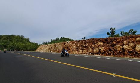 Salah satu titik ruas Jalan Pantai Selatan Utara (Pansela) di Gunungkidul, Yogyakarta siap dilintasi pemudik Lebaran Idul Fitri 2022. Kementerian PUPR sudah menyelesaikan peningkatan kualitas tiga ruas di Pansela. Dua ruas terdapat di Jawa Tengah yaitu Tambakreja-Bantarsari di Kabupaten Cilacap dan Jladri-Karangbolong-Tambak Mulyo di Kabupaten Kebumen. Lalu satu ruas ada di Yogyakarta yakni Jeruk Wudel-Baran-Duwet di Kabupaten Gunungkidul.