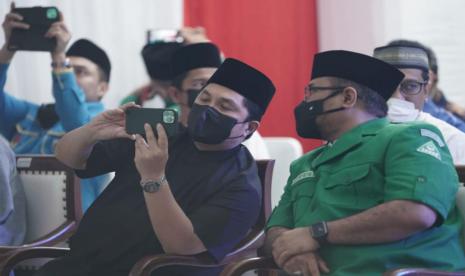 Menteri BUMN Erick Tohir berbincang dengan Ketua Umum PP GP Ansor Yaqut Cholil Qoumas, saat puncak peringatan Harlah ke-88 GP Ansor yang bertema Berkhidmat Tanpa Batas.