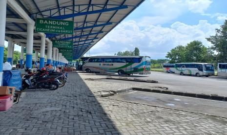 Suasana Terminal Tipe A Indihiang Kota Tasikmalaya, Senin (25/4/2022). Jumlah penumpang di terminal itu masih sedikit.