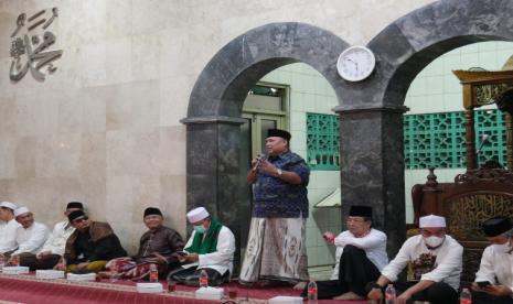  Ketua Dewan Pembina DPP Laskar Ganjar-Puan (LGP), H Mochtar Mohamad,(berdiri) saat silaturahim dengan tokoh santri dan ulama. 