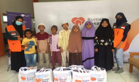 Rumah Zakat menyalurkan Kado Lebaran Yatim untuk Anak SD Juara Tanah Hitam, Kelurahan Asano, Kecamatan Abepura, Jayapura, Papua.