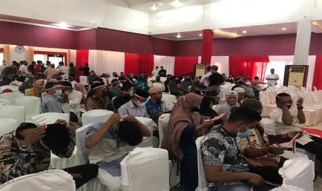 Ratusan warga Kabupaten Dharmasraya, Sumatra Barat ikuti cabut bai’at massal mantan anggota jaringan Negara Islam Indonesia (NII) sekaligus pengucapan sumpah setia NKRI di Auditorium kanto Bupati Dharmasraya, Rabu (27/4)