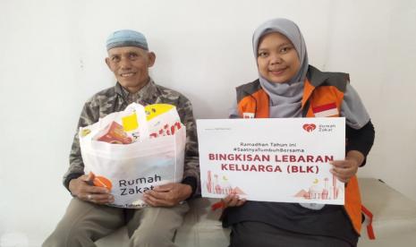 Mang Uho adalah seorang tukang becak yang menerima Bingkisan Lebaran Keluarga dari Rumah Zakat.