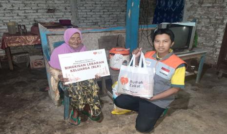 Salah satu penerima manfaat program BLK ini yakni Mbah Sarkam (85 tahun) seorang lansia, janda yang tinggal seorang diri