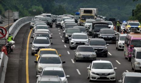 Lonjakan volume kendaraan di ruas tol Trans Jawa segmen Semarang- Solo di wilayah Kabupaten Semarang, pada H-3 Lebaran 1443 Hijriah, Jumat (29/4), 