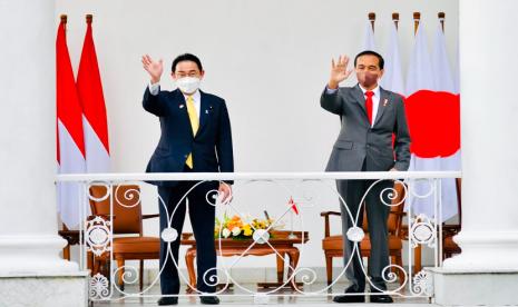 Dalam foto yang dirilis oleh Istana Kepresidenan Indonesia, Presiden Indonesia Joko Widodo, kanan, berbicara dengan Perdana Menteri Jepang Fumio Kishida, kiri, saat konferensi pers bersama di Istana Kepresidenan di Bogor, Jawa Barat, Indonesia, Jumat, 29 April 2022.