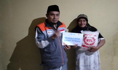 Bertepatan dengan malam ke-17 Ramadhan, Relawan Inspirasi Rumah Zakat  membagikan zakat fitrah kepada 35 orang masyarakat kurang mampu, janda, duda, dan yatim/piatu.