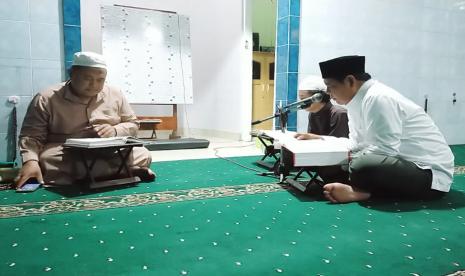 Gubernur Kalimantan Selatan, H Sahbirin Noor melakukan tadarus Alquran.