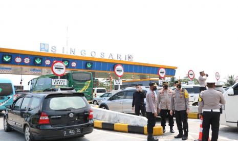 Kapolres Malang, AKBP Ferli Hidayat beserta jajarannya meninjau langsung arus lalu lintas di sejumlah titik wilayah Kabupaten Malang. Berdasarkan hasil pantauan, arus lalu lintas masih cukup landai lancar dan normal, Jumat (6/5/2022).