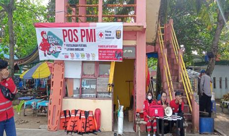 Relawan Palang Merah Indonesia (PMI) Kabupaten Sukabumi dikerahkan ke lokasi wisata Pantai Palabuhanratu, Kabupaten Sukabumi. Keberadaan relawan ini khususnya dalam memberikan pertolongan pertama pada korban kecelakaan laut.