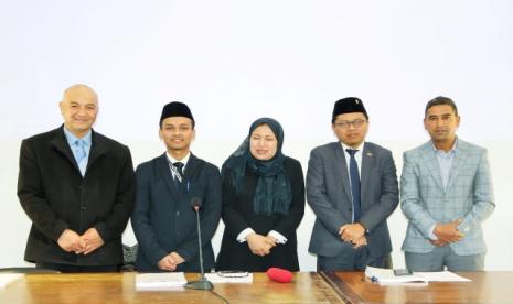 Dubes RI untuk Tunisia, Zuhairi Misrawi (kedua dari kanan) hadir dalam sidang tesis mahasiswa Pascasarjana Universitas Zaitunah asal Banten, Irfan Nurkholiq (kedua dari kiri). 