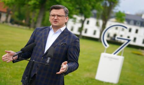 Dmytro Kuleba, Menteri Luar Negeri Ukraina, berbicara kepada media selama pernyataan di depan Kastil Weissenhaus selama Kelompok G7 dari kekuatan ekonomi demokratis terkemuka di resor Weissenhaus di Weissenhaeuser Strand, Jerman, Jumat, 13 Mei 2022.