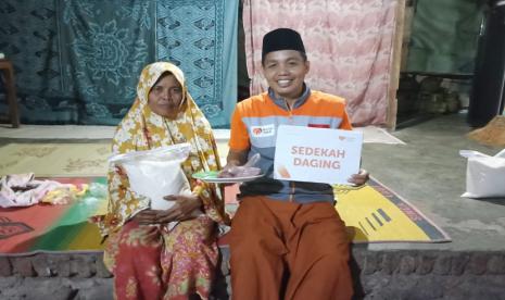 Program Zakat Fitrah dan sedekah daging ini disalurkan ke warga masyarakat.