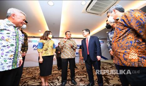 Direktur Utama Bank PT Bank Tabungan Negara (Persero) Tbk, Haru Koesmahargyo (tengah) berbincang-bincang dengan sejumlah perwakilan di sela acara penandatanganan Perjanjian Pinjaman Bank BTN dengan JICA, Citi Bank dan BCA di Jakarta, Rabu (18/5/2022).