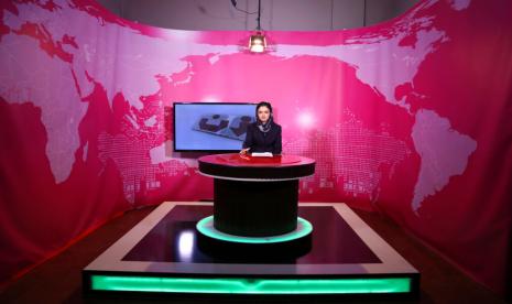 Basira Joya, 20, presenter program berita duduk selama perekaman di stasiun TV Zan (TV wanita) di Kabul, Afghanistan, 30 Mei 2017. Taliban memerintahkan semua presenter wanita di saluran TV untuk menutupi wajah mereka selama siaran, Kamis, 19 Mei 2022.