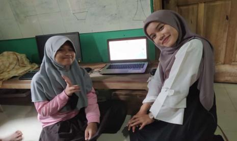 Rumah Literasi Asmanadia menjadi tempat belajar kursus kelas komputer gratis.