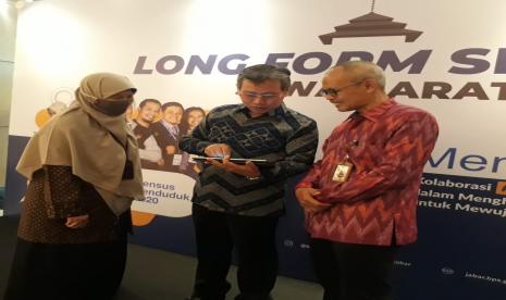 Deputi Bidang Statistik Sosial BPS RI, DR Ateng Hartono (tengah) saat memberikan penjelasan terkait sensus lanjutan BPS di Jabar