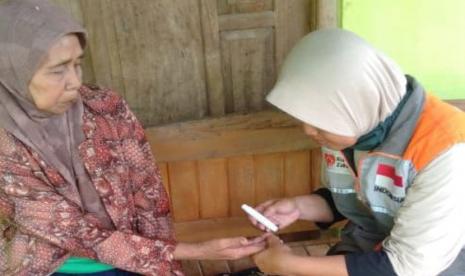 Kader lansia yang juga pengurus LKS Pos Lansia Husnul Khotimah binaan Rumah Zakat melakukan kunjungan ke rumah-rumah lansia (home visit) yang berlokasi di Dusun Jetis Kulon Desa Pacarejo, Kecamatan Semanu, Kabupaten Gunungkidul, Yogyakarta.