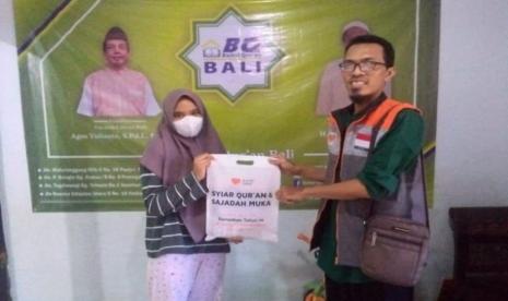 Rumah Zakat salurkan 12 paket Alquran dan sajadah muka dalam program Ramadhan, Syiar Quran di Kecamatan Denpasar Selatan, Bali, pada Ahad (24/4/22).