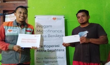 Rumah Zakat melalui fasilitator desa berdayanya kembali memberikan bantuan ekonomi kepada para peternak entok binaannya di Desa Dibal-Boyolali. 