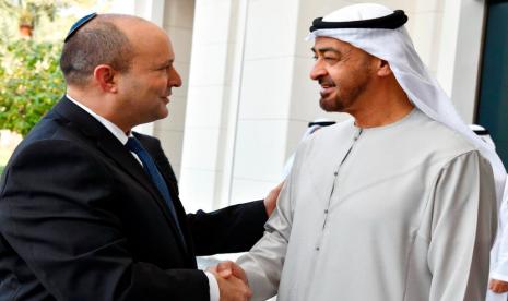 Perdana Menteri Israel Naftali Bennett, kiri, berjabat tangan dengan Sheikh Mohammed bin Zayed Al Nahyan, saat itu putra mahkota Abu Dhabi di Abu Dhabi, Uni Emirat Arab, 13 Desember 2021. Al Nahyan presiden yang baru diangkat telah menerima kunjungan belasungkawa dari elit dunia selama berhari-hari sekarang di Abu Dhabi.