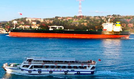 Kapal tanker minyak berbendera Yunani Prudent Warrior, latar belakang, terlihat saat berlayar melewati Istanbul, Turki, 19 April 2019.