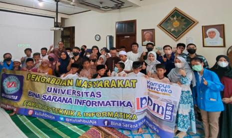 Dosen Universitas BSI melakukan pengabdian masyarakat mengusung tema “Media Digital Tumbuhkan Revolusi Mental Remaja”, dengan peserta anak-anak panti, dari usia siswa SMP sampai SMA.