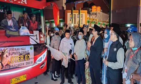 Wabup Garut, Helmi Budiman, melepas keberangkatan calon jemaah haji asal Kabupaten Garut, di SOR RAA Adiwijaya, Kecamatan Tarogong Kidul, Kabupaten Garut, Selasa (7/6/2022).