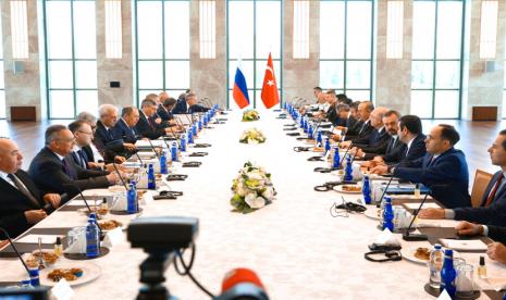 Dalam foto yang dirilis oleh Layanan Pers Kementerian Luar Negeri Rusia, Menteri Luar Negeri Rusia Sergey Lavrov, kiri, dan Menlu Turki Mevlut Cavusoglu menghadiri pembicaraan termasuk anggota delegasi selama pertemuan mereka di Ankara, Turki, Rabu, 8 Juni 2022.